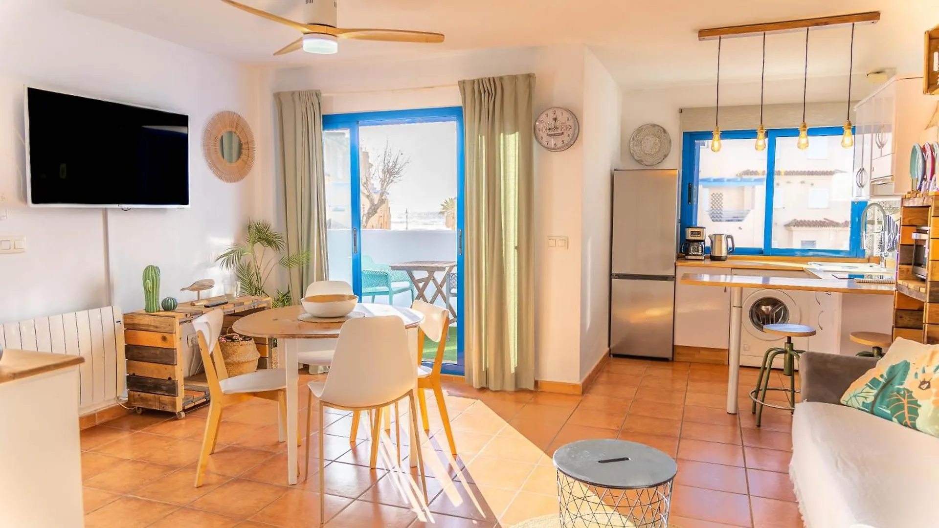 Tarifa Cozy House - Beach View & Balcony Apartment